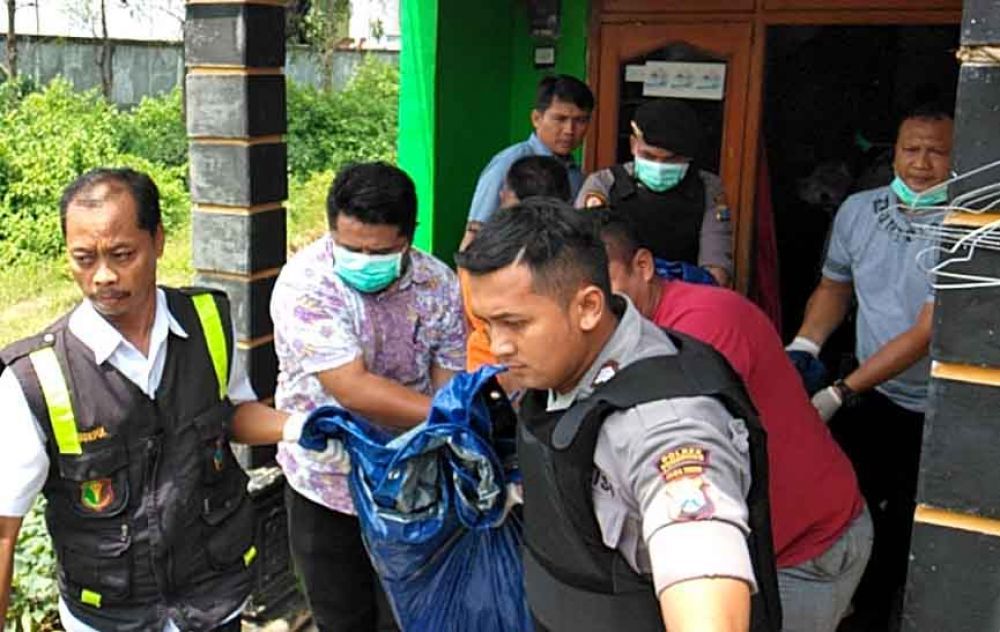 Evakuasi jenazah Ismiyati