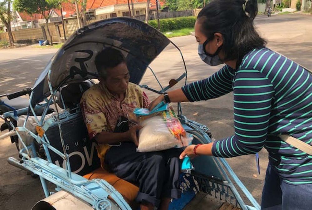 ISEI Surabaya membagikan sembako untuk warga terdampak Corona