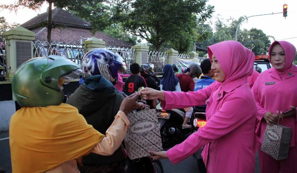 Ibu-ibu Bhayangkari Cabang Magetan membagikan takjil ke para pengguna jalan