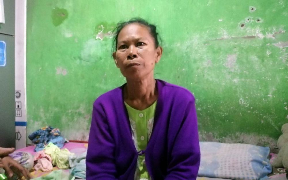 Djaiti, ibu yang ditendang kepalanya oleh Andri, anaknya sendiri di Surabaya