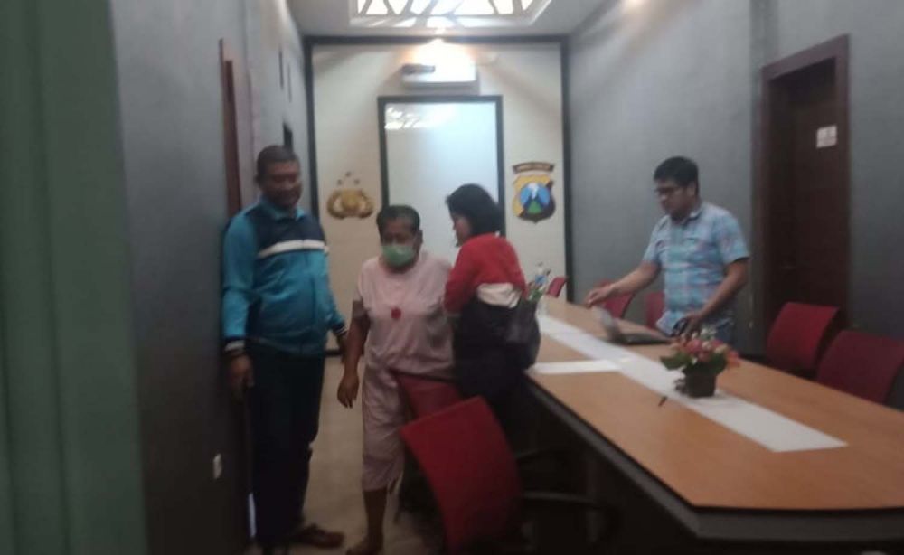 Lasi (pakai masker) saat diamankan di Mapolres Kediri