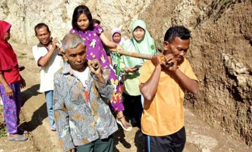 Heboh Foto Ibu Hamil Ditandu Melalui Bukit, Warga Dayakan Ponorogo
