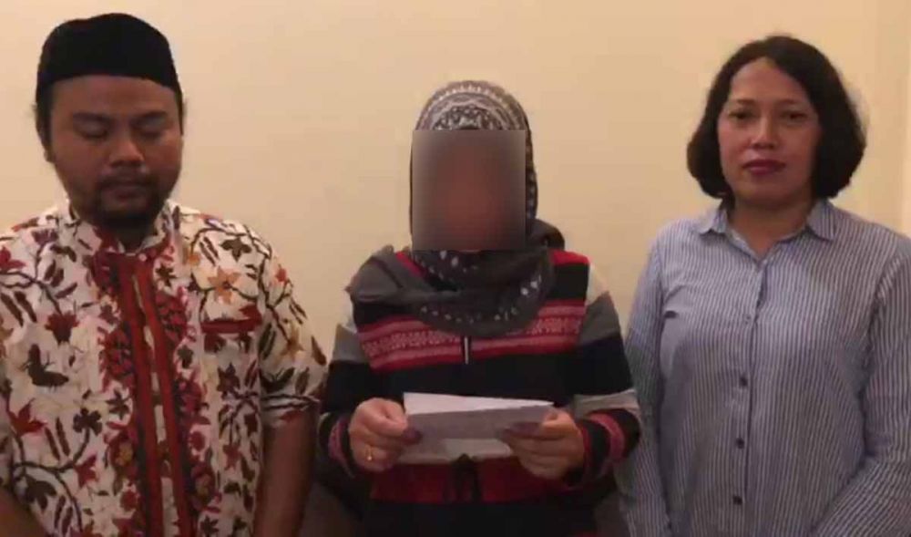 Wt (tengah), perempuan yang memaksa anaknya turun dari mobil saat meminta maaf melalui video