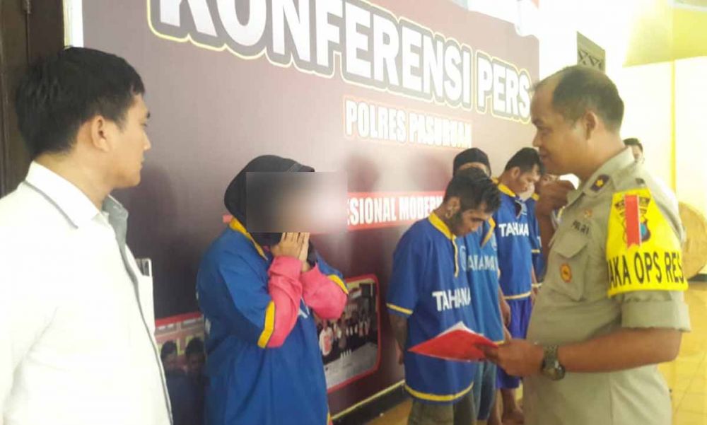 Tersangka menangis di hadapan polisi