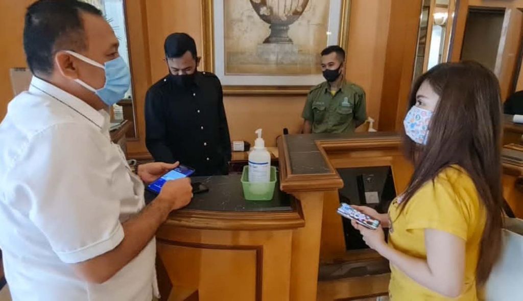 Ld (kanan) saat datang ke apartemen bersama Abdul Malik, kuasa hukumnya