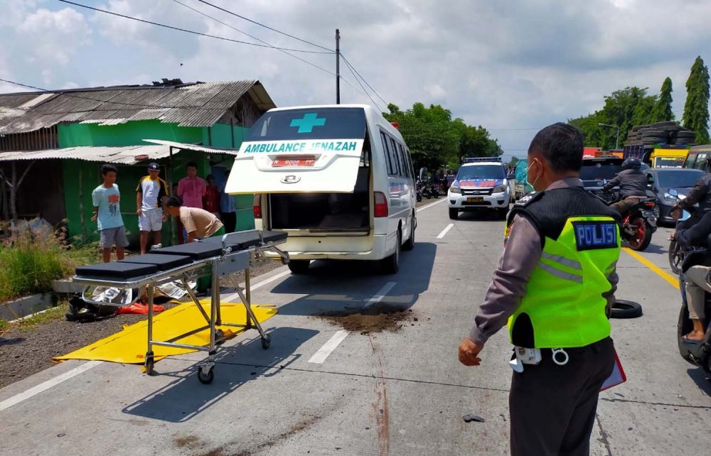Anggota Unit Laka Satlantas Polres Probolinggo mengevakuasi korban