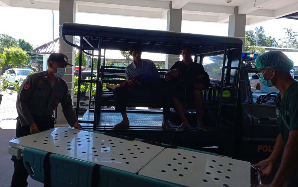 Ibu yang mengalami kecelakaan dievakuasi ke rumah sakit untuk mendapat perawatan