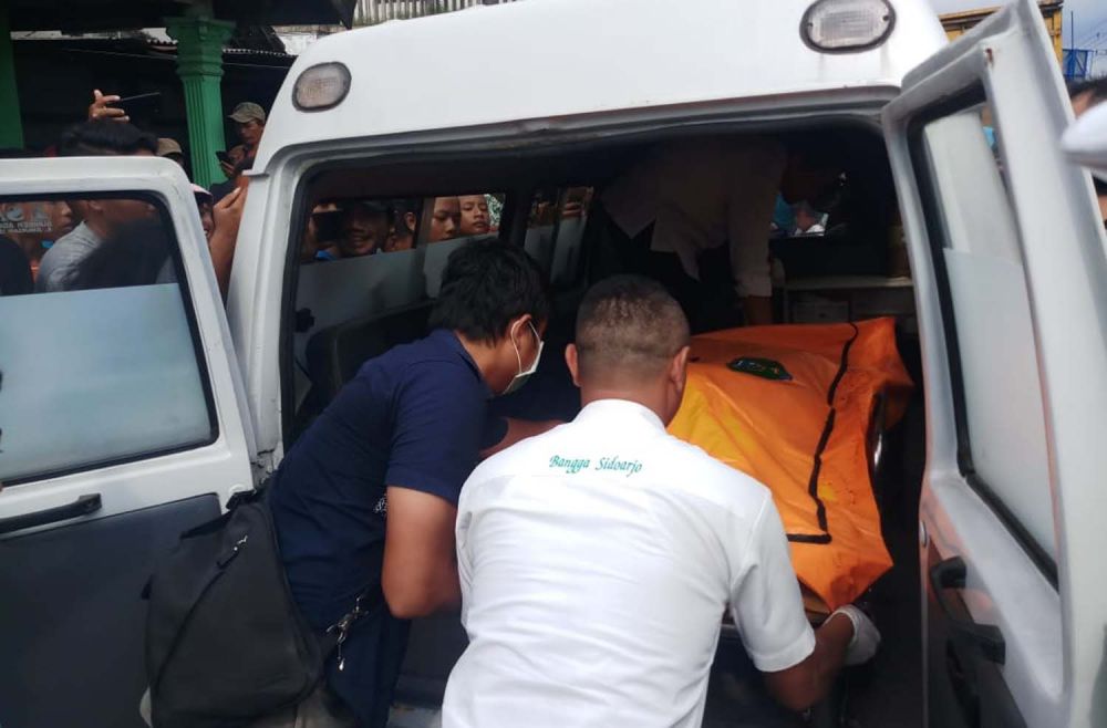 Petugas mengevakuasi jasad Fadillah, ibu empat anak yang ditemukan tewas bersimbah darah di Sidoarjo