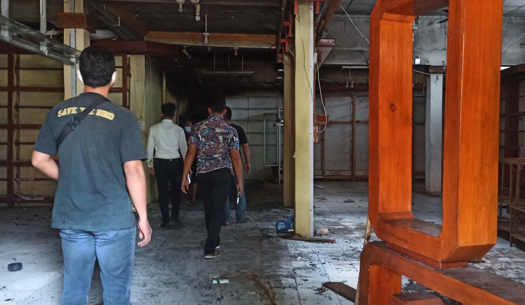 Polisi melakukan identifikasi dan olah TKP di toko kain Ponorogo yang terbakar