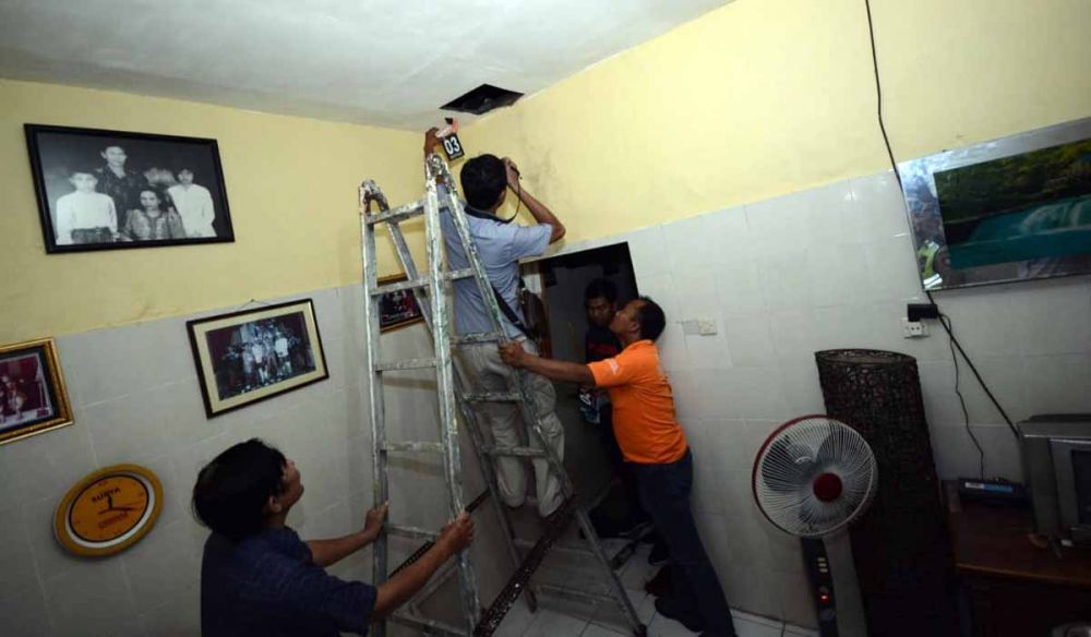 Polisi melakukan identifikasi di rumah korban yang mendapat teror bom molotov