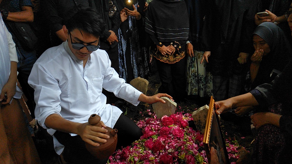 Ifan mengebumikan jenazah istrinya Dylan Sahara Puteri di pemakaman Taman Arum Ponorogo.