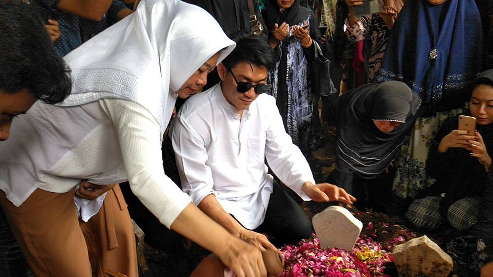 Ifan Seventeen meminta doa atas kepergian istrinya Dylan dan ketiga rekannya. 