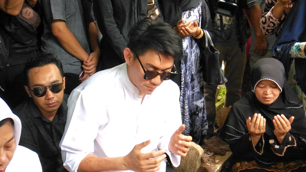 Ifan Seventeen mendoakan mendiang istrinya Dylan di pemakaman umum Taman Arum Ponorogo.