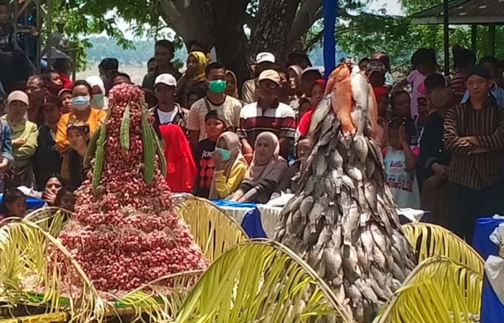 Beberapa gunungan tumpeng dilarung dalam Larung Sesaji Bogo Mulyo di Waduk Bening, Saradan, Madiun