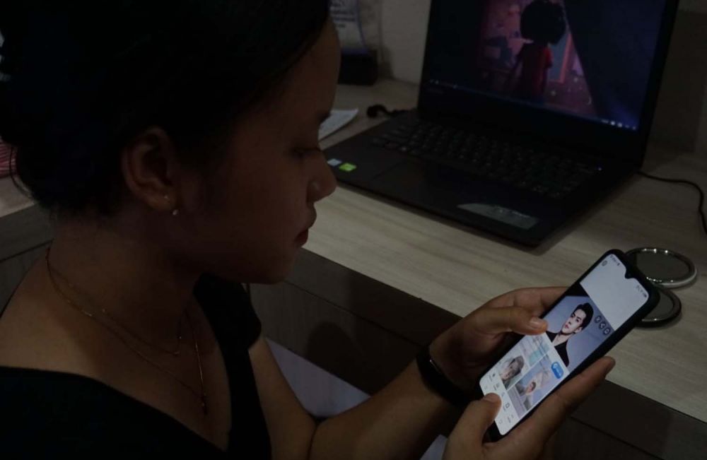 Ilustrasi cewek melihat pemuda tampan di aplikasi biro jodoh (Foto: Fajar Mujianto/jatimnow.com)