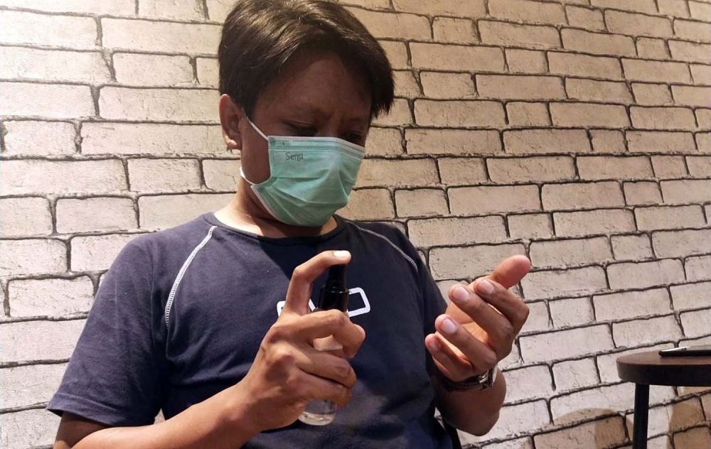 Ilustrasi warga memakasi hand sanitizer untuk mencegah Virus Corona (Foto: Dok. jatimnow.com)