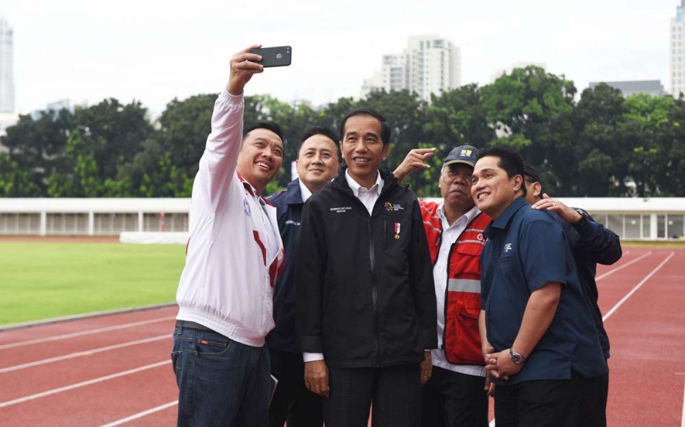 Menpora Imam Nahrawi berselfi bareng Presiden Jokowi, usai peninjauan ke GBK, Senayan, Jakarta, Senin (25/6/2018) sore (foto: setkab.go.id)