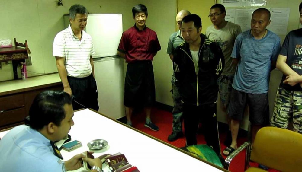 Petugas Imigrasi Kelas 1 Tanjung Perak Surabaya saat memeriksa dokumen keimigrasian para WNA awak kapal