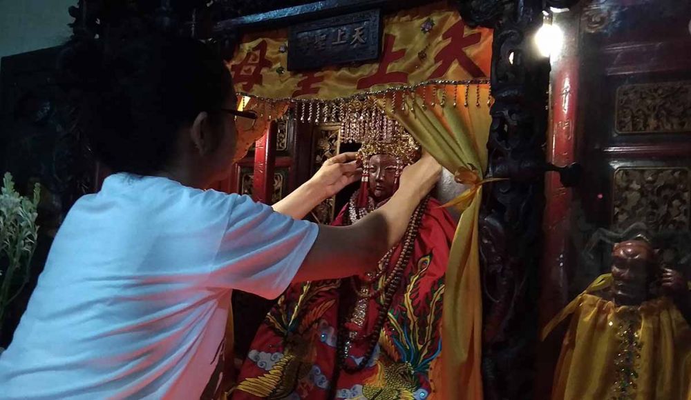 Ritual mengganti baju Dewa Mak Co di Klenteng Tjoe Tik Kiong Tulungagung