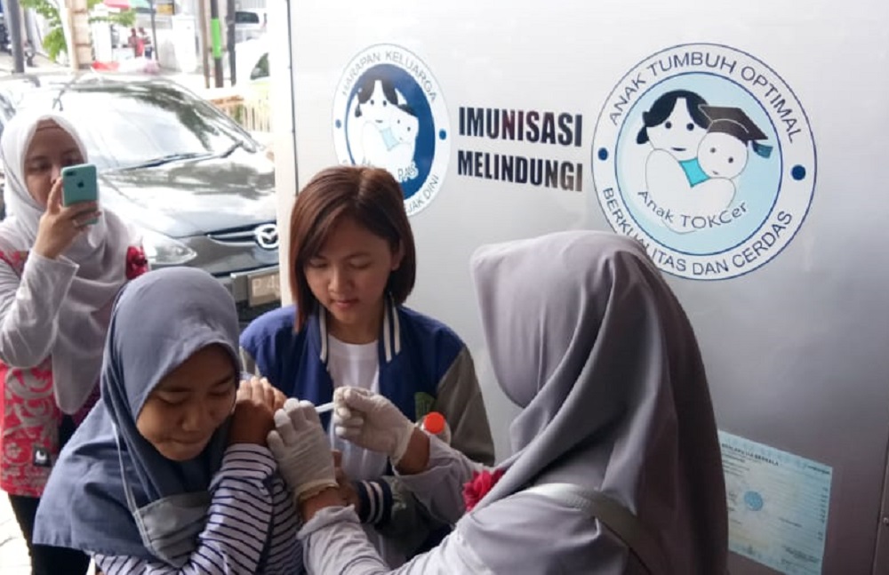 Pelaksanaan imunisasi difteri di ruang publik Banyuwangi.