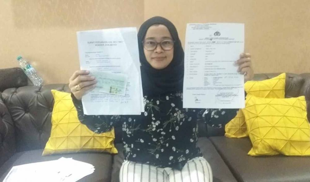 Indah menunjukkan bukti pelaporannya ke Polrestabes Surabaya