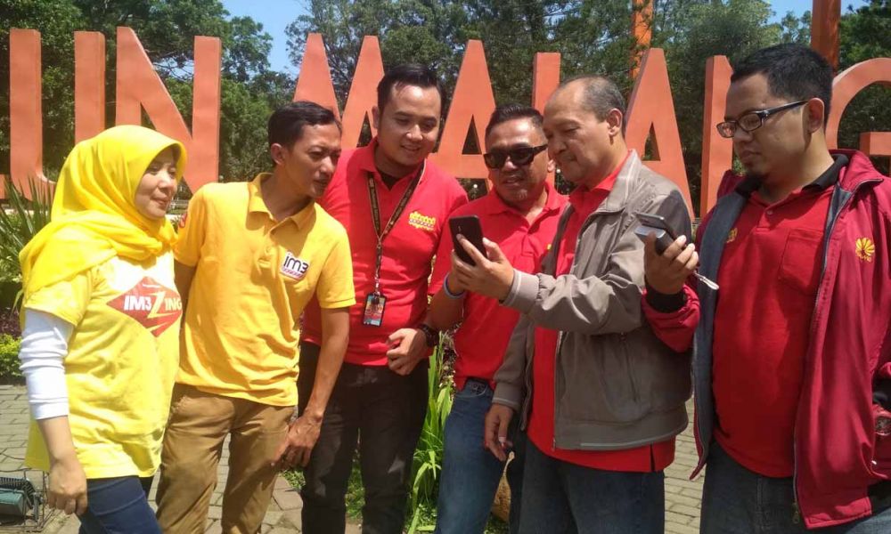 Uji jaringan Indosat Ooredoo di Alun-alun Kota Malang