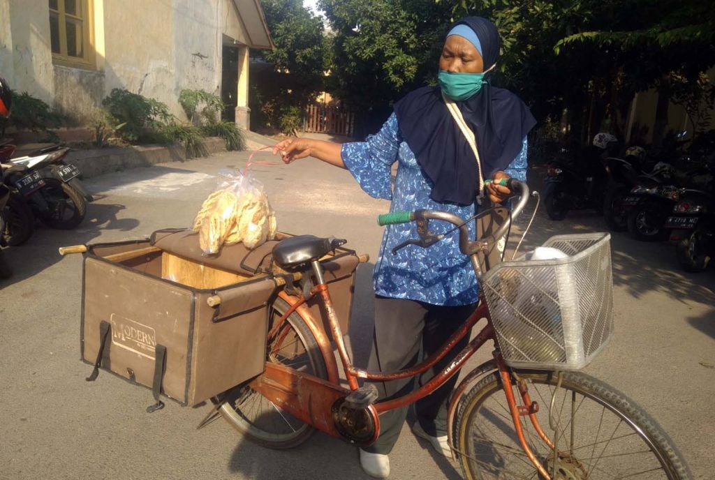 Indri saat menjual kerupuk nasi keliling di Probolinggo