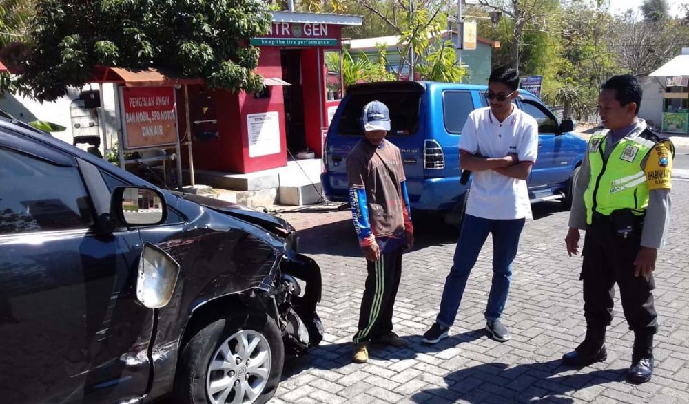 Toyota Innova ringsek dihantam huller di Ponorogo