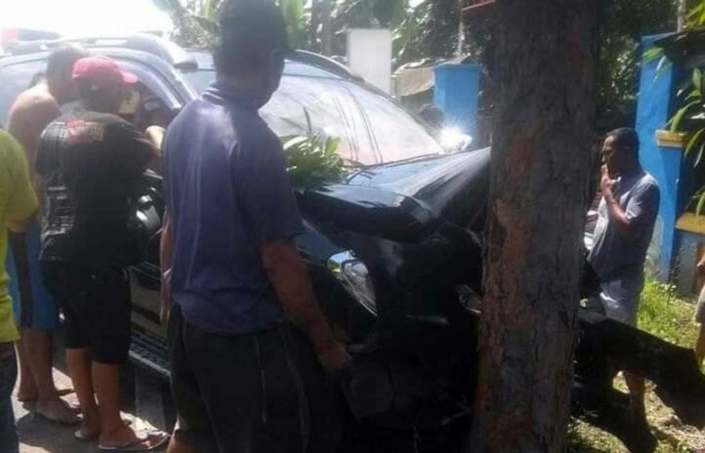 Innova Ringsek Tabrak Pohon di Jalur Pantura Probolinggo