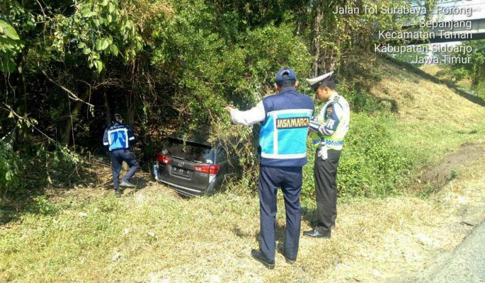 Mobil Innova terperosok ke saluran irigasi Tol Dupak, Surabaya