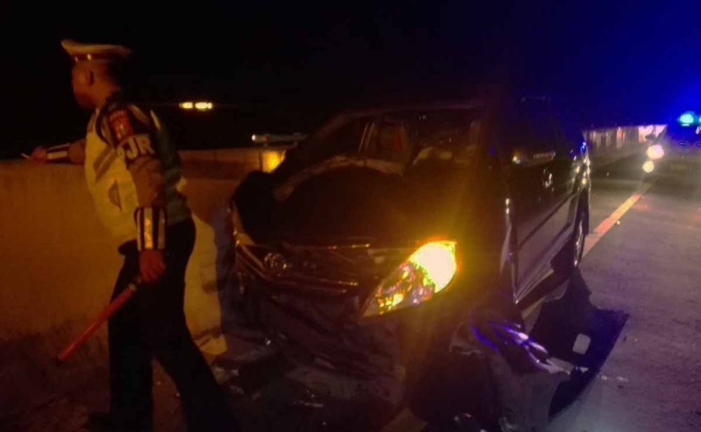 Mobil Toyota Innova ringsek setelah menabrak water barier di Jalan Tol Ngawi