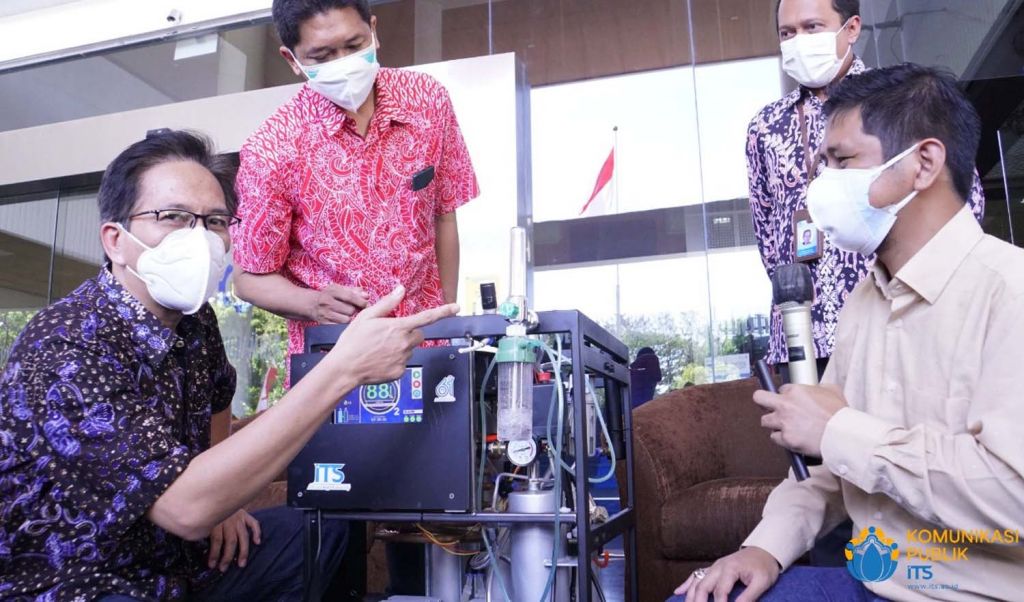 Rektor ITS Prof Dr Ir Mochamad Ashari (kiri) dan Fadlilatul Taufany (kanan) mendemokan konsentrator oksigen