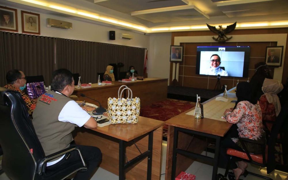 Bupati Banyuwangi Abdullah Azwar Anas memaparkan inovasi Teropong Jiwa di hadapan Tim Panelis Kementerian PAN-RB secara virtual