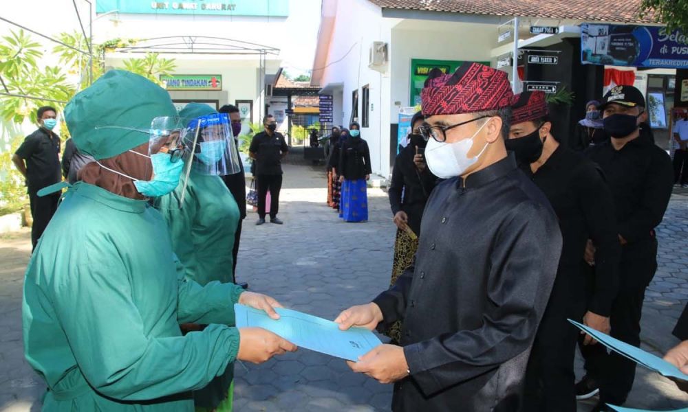 Bupati Anas menyerahkan insentif tahap pertama Rp 3,9 miliar untuk para tenaga medis dan kesehatan di Banyuwangi