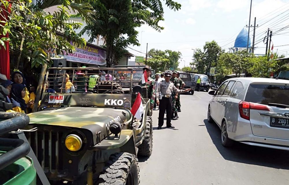 Mobil Jeep yang ditumpangi Nia Daniaty saat pawai artis di Padangan, Bojonegoro