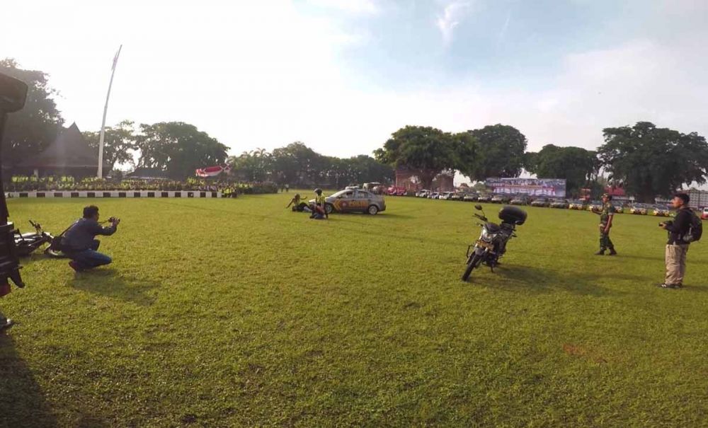 Polisi Tertabrak Mobil saat Simulasi Pengamanan Pemilu di Kota Blitar
