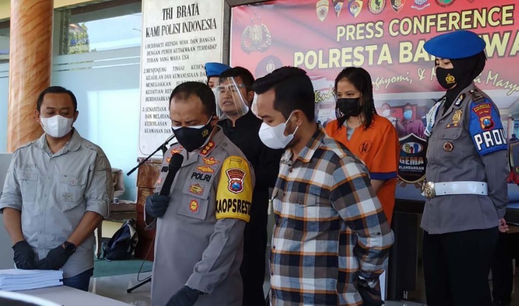 Wanita yang ditetapkan sebagai tersangka kasus investasi diduga bodong diamankan di Mapolresta Banyuwangi