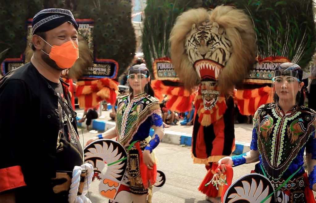 Ipong Muchlissoni menciptakan lagu berjudul Jati Diri