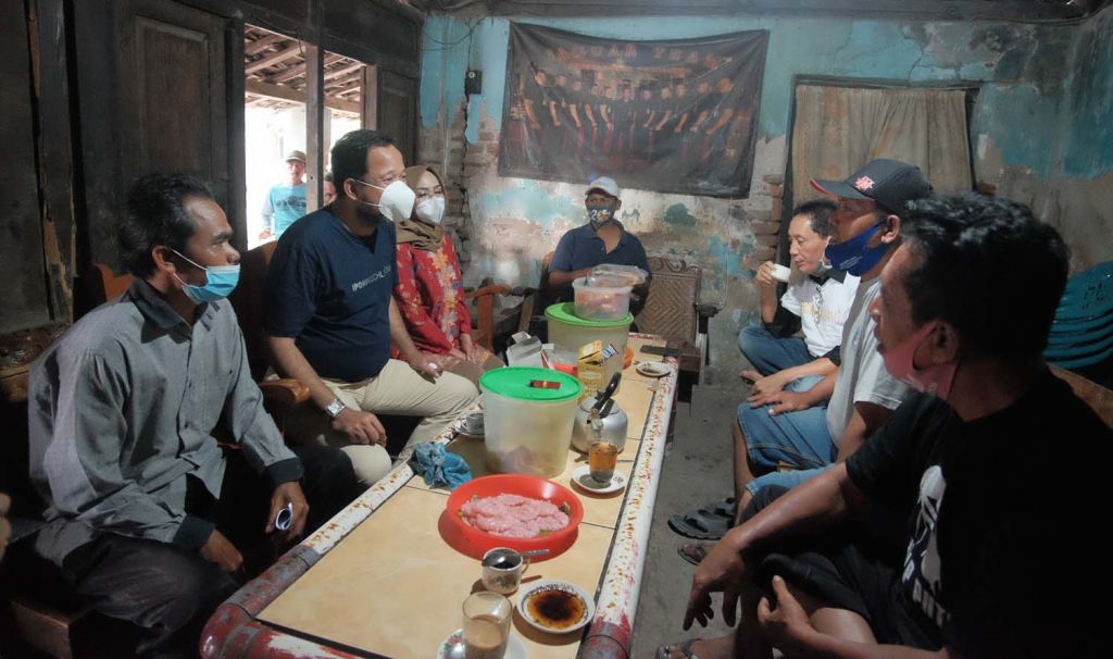 Calon Bupati Ipong Muchlissoni saat ngopi bareng warga Ponorogo