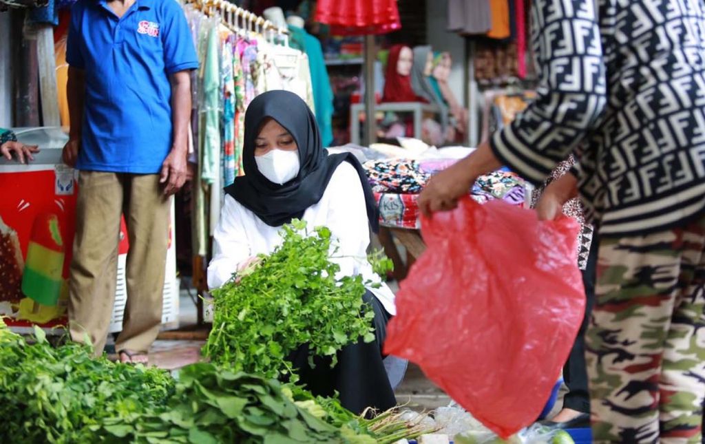 Calon Bupati Banyuwangi, Ipuk Fiestiandani Azwar Anas saat blusukan ke dua pasar rakyat di Kecamatan Genteng