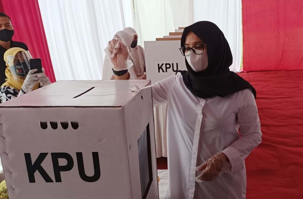 Ipuk Fiestiandani Azwar Anas saat menggunakan hak pilihnya di Pilkada Banyuwangi 2020