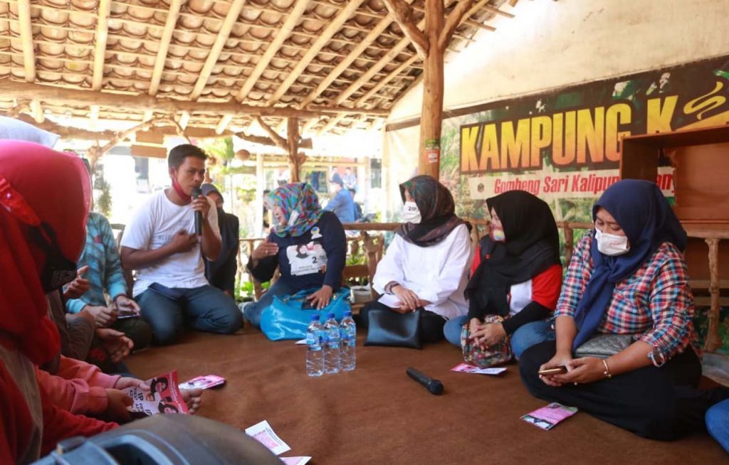 Calon Bupati Banyuwangi Ipuk Fiestiandani menyapa warga Gombengsari