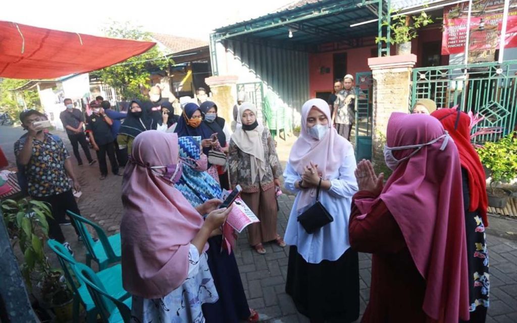 Calon Bupati Banyuwangi Ipuk Fiestiandani saat menyapa warga di Kecamatan Licin