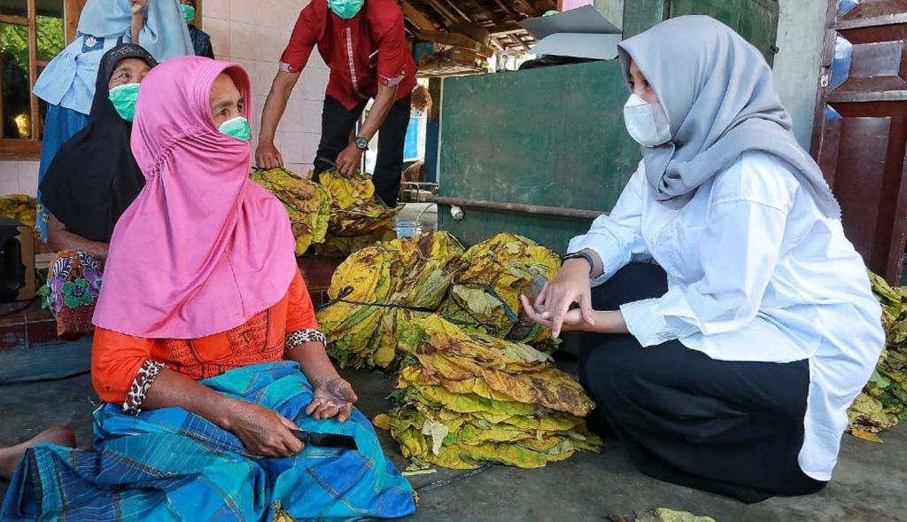 Calon Bupati Banyuwangi, Ipuk Fiestiandani saat bertemu kelompok tani di Kecamatah Srono