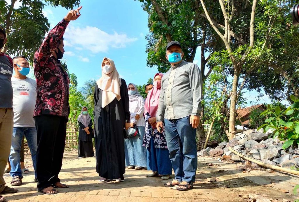Cabup Banyuwangi, Ipuk Fiestiandani saat melihat jalan menuju makam di Kelurahan Sumberejo