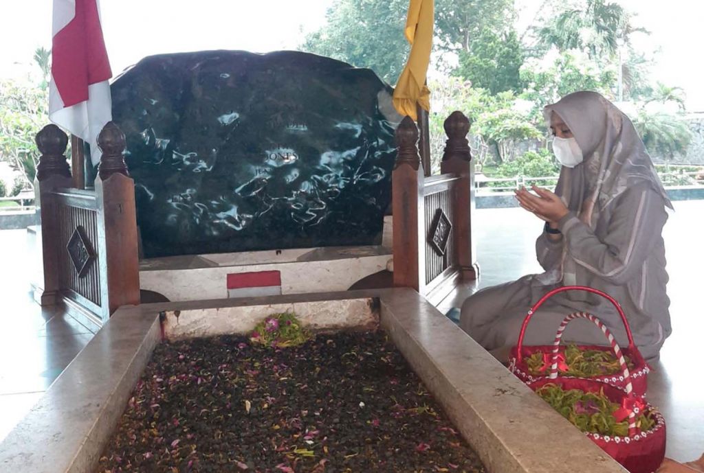 Ipuk Fiestiandani berziarah ke makam Bung Karno di Kota Blitar