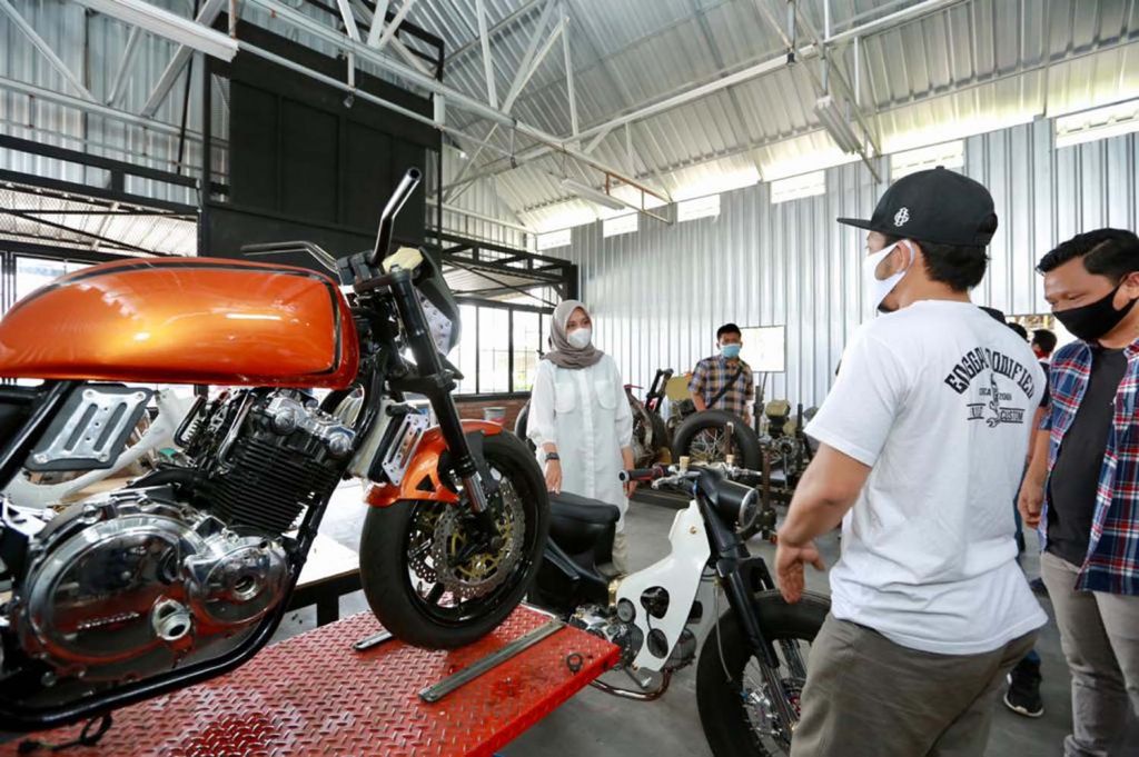 Calon Bupati Banyuwangi, Ipuk Fiestiandani saat berkunjung ke Enggal Modified