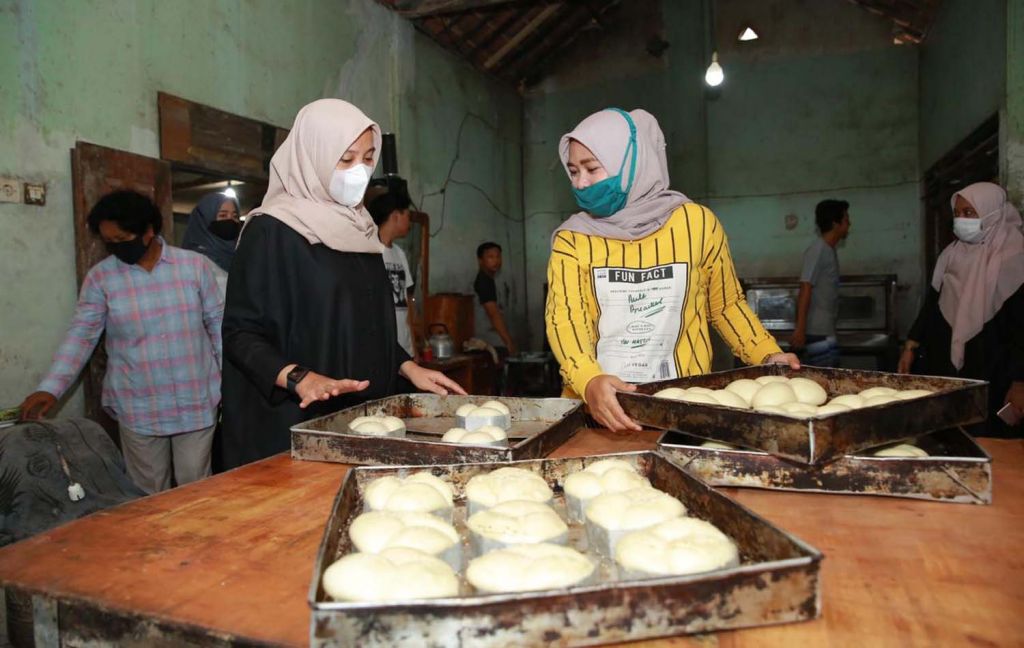 Calon Bupati Banyuwangi, Ipuk Fiestiandani saat mengunjungi Kampung Roti Gambiran