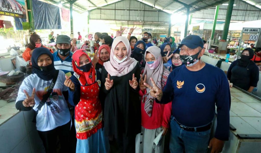 Calon Bupati Banyuwangi, Ipuk Fiestiandani saat mengunjungi Pasar Srono