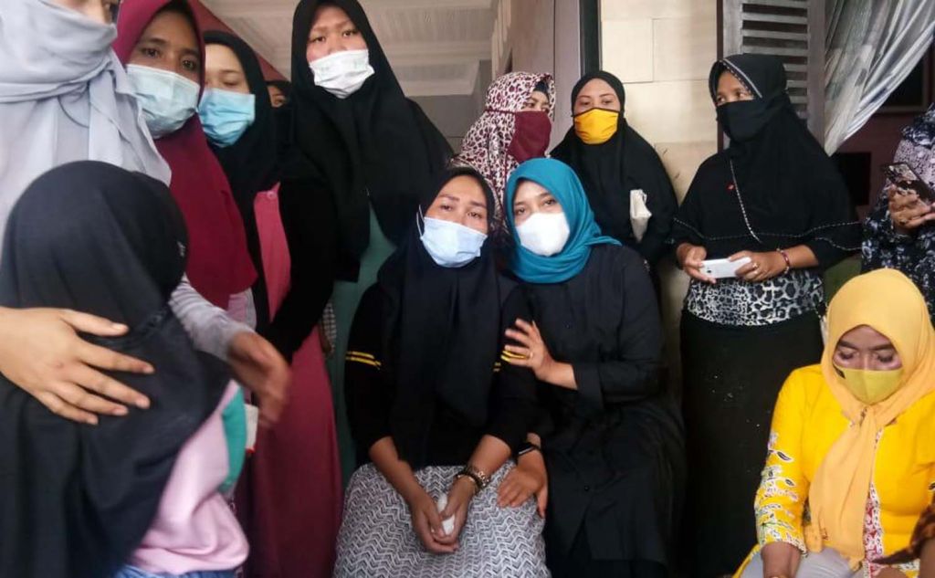 Ipuk saat melayat ke rumah duka di Kecamatan Singojuruh, Kabupaten Banyuwangi